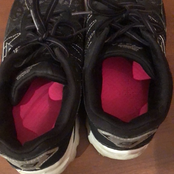 Sketchers 7.5 with yoga mat on inside  of shoes - Picture 3 of 4